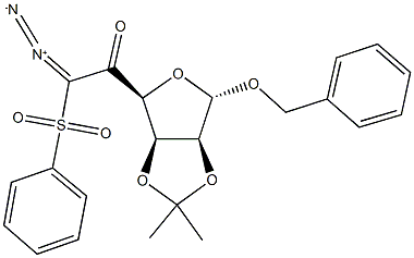 1-[6-(benzyloxy)-2,2-dimethyltetrahydrofuro[3,4-d][1,3]dioxol-4-yl]-2-diazo-2-(phenylsulfonyl)ethanone Struktur