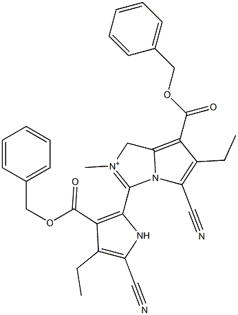 7-(Benzyloxycarbonyl)-5-cyano-6-ethyl-2-methyl-3-[3-(benzyloxycarbonyl)-5-cyano-4-ethyl-1H-pyrrol-2-yl]-1H-pyrrolo[1,2-c]imidazol-2-ium Struktur