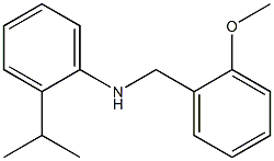 N-[(2-methoxyphenyl)methyl]-2-(propan-2-yl)aniline Struktur