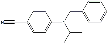 4-[benzyl(propan-2-yl)amino]benzonitrile Struktur