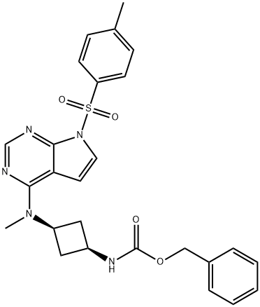 Carbamic acid, N-[cis-3-[methyl[7-[(4-methylphenyl)sulfonyl]-7H-pyrrolo[2,3-d]pyrimidin-4-yl]amino]cyclobutyl]-, phenylmethyl ester Struktur