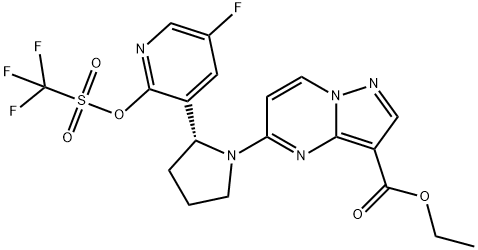 ethyl (R)-5-(2-(5-fluoro-2-(((trifluoromethyl)sulfonyl)oxy)pyridin-3-yl)pyrrolidin-1-yl)pyrazolo[1,5-a]pyrimidine-3-carboxylate Struktur