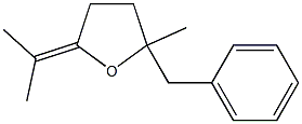 Tetrahydro-2-(1-methylethylidene)-5-methyl-5-benzylfuran Struktur