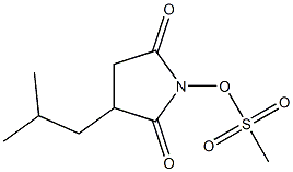 Methanesulfonic acid 2,5-dioxo-3-isobutyl-1-pyrrolidinyl ester Struktur