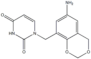 1-[(6-amino-2,4-dihydro-1,3-benzodioxin-8-yl)methyl]-1,2,3,4-tetrahydropyrimidine-2,4-dione Struktur