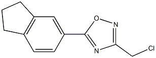 3-(chloromethyl)-5-(2,3-dihydro-1H-inden-5-yl)-1,2,4-oxadiazole Struktur