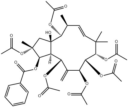 2,5,7,8,9,14-Hexaacetoxy-3-benzoyloxy-15-hydroxyjatropha-6(17),11E-diene Struktur