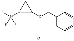 Borate(1-), trifluoro[rel-(1R,2R)-2-(phenylmethoxy)cyclopropyl]-, potassium (1:1), (T-4)- Struktur