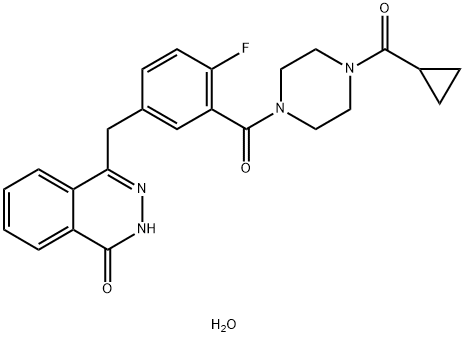 1(2H)-Phthalazinone, 4-[[3-[[4-(cyclopropylcarbonyl)-1-piperazinyl]carbonyl]-4-fluorophenyl]methyl]-, hydrate (1:1) Struktur